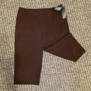 Rafaella brown dress capris with back pockets. Tummy concealed waistline.